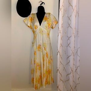 100% Polyester. Lining 100 Viscose.